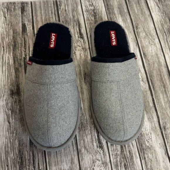 Levi's Men's Slippers Light Grey Gray with Dark Navy Blue Sherpa 8 9 Slip On - Picture 2 of 8